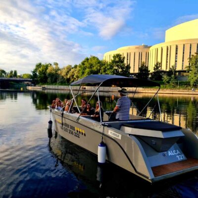 Rejs łodzią o zachodzie słońca